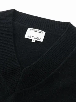 N.84 Cashmere Oversized V-neck in Black